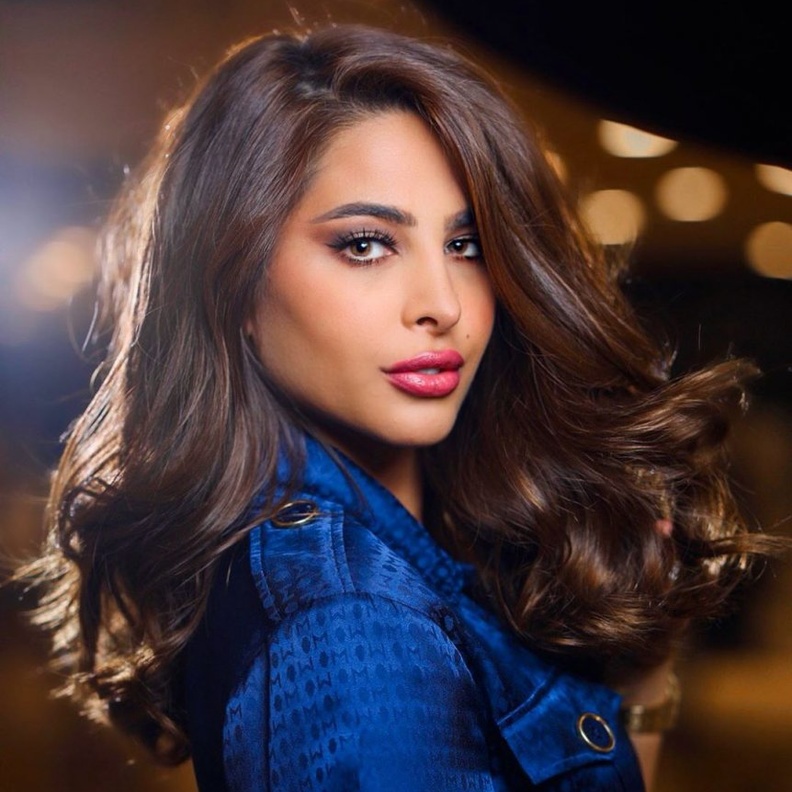 تسريحات شعر فوز الفهد عصرية مع الخصل الويفي لسهرات صيف 2020 