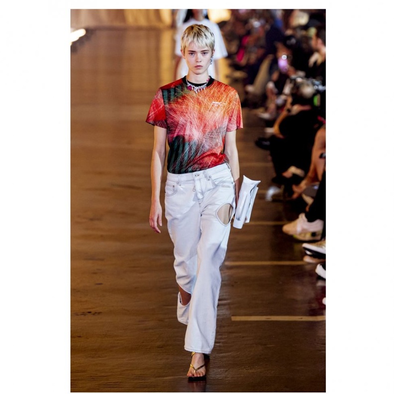 افكار تنسيق التيشيرت للبنات لإطلالات عصرية في النهار من Off White