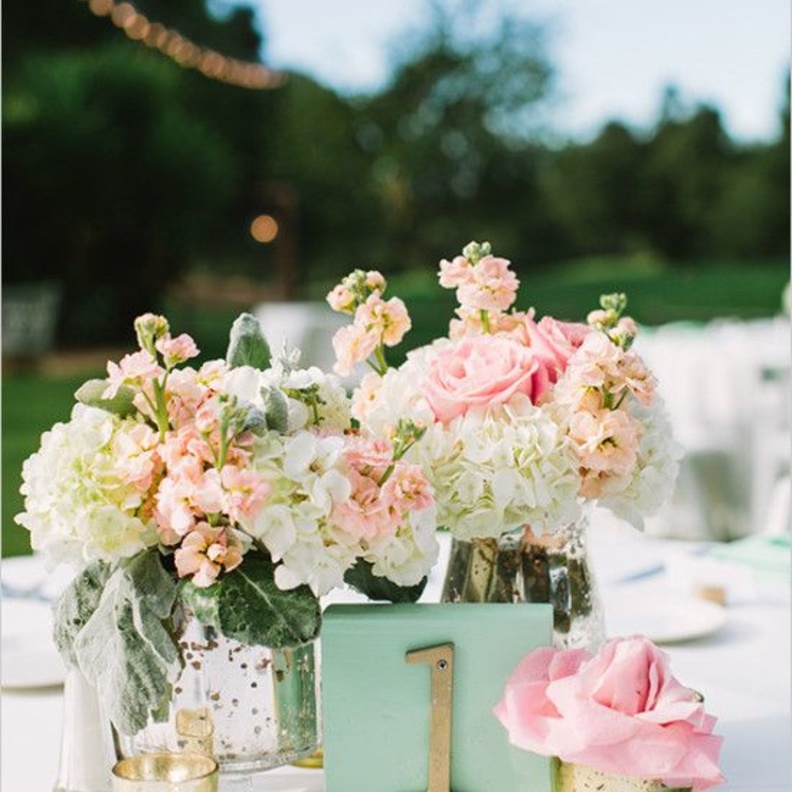 طرق تزيين طاولات الزفاف باللون الاخضر النعناعي