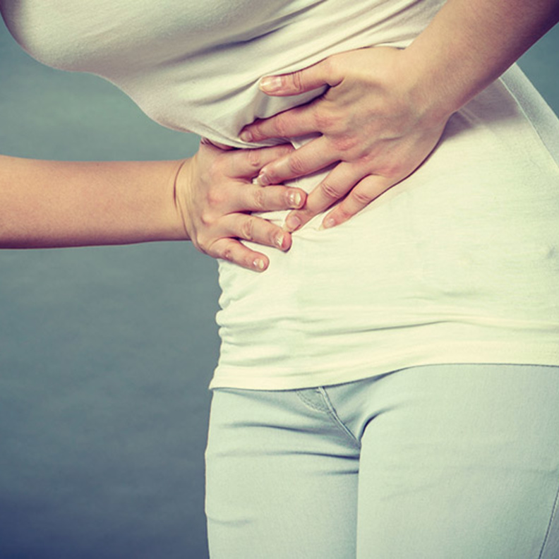 آلام البطن أحد أبرز أعراض التسمم الغذائي