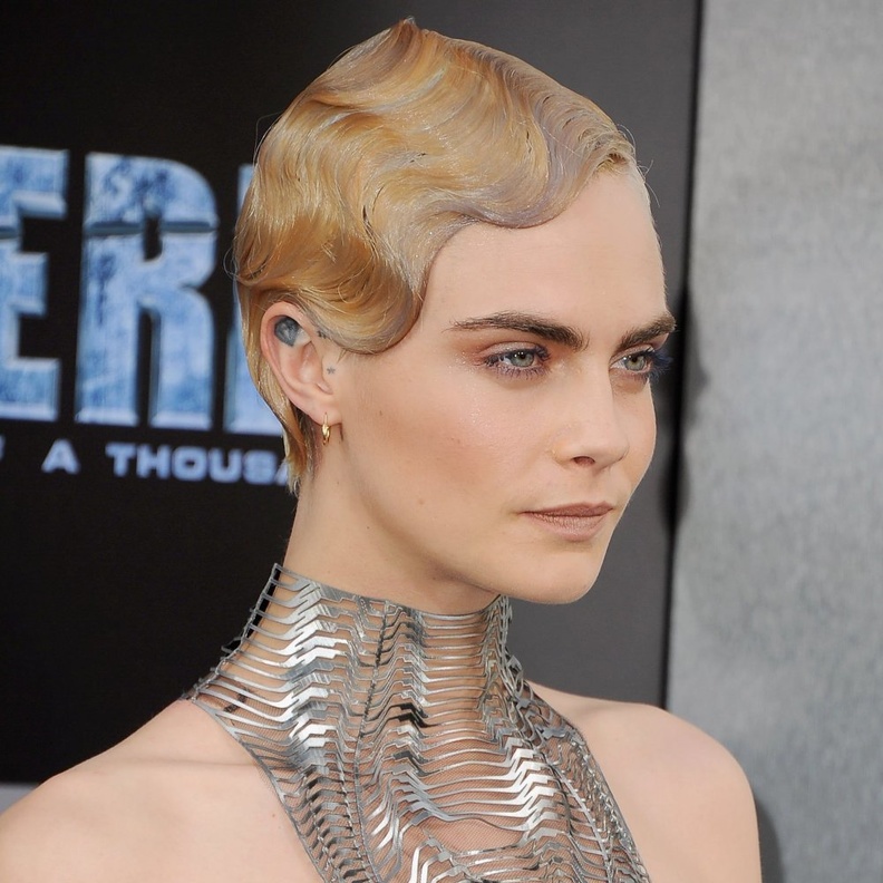 اطلالات كارا ديليفين الجمالية