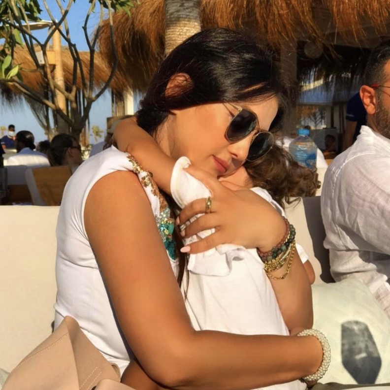 صورة عفوية لطيفة تجمع كندة علوش بابنتها حياة