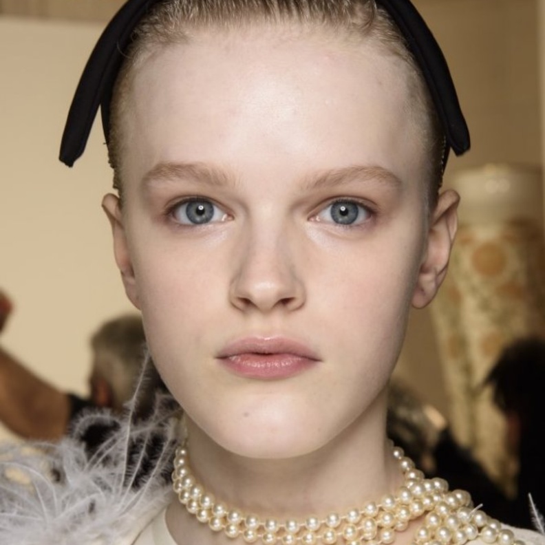 اكسسوارات شعر سوداء راقية اجدد صيحات خريف 2020 من Giambattista Valli