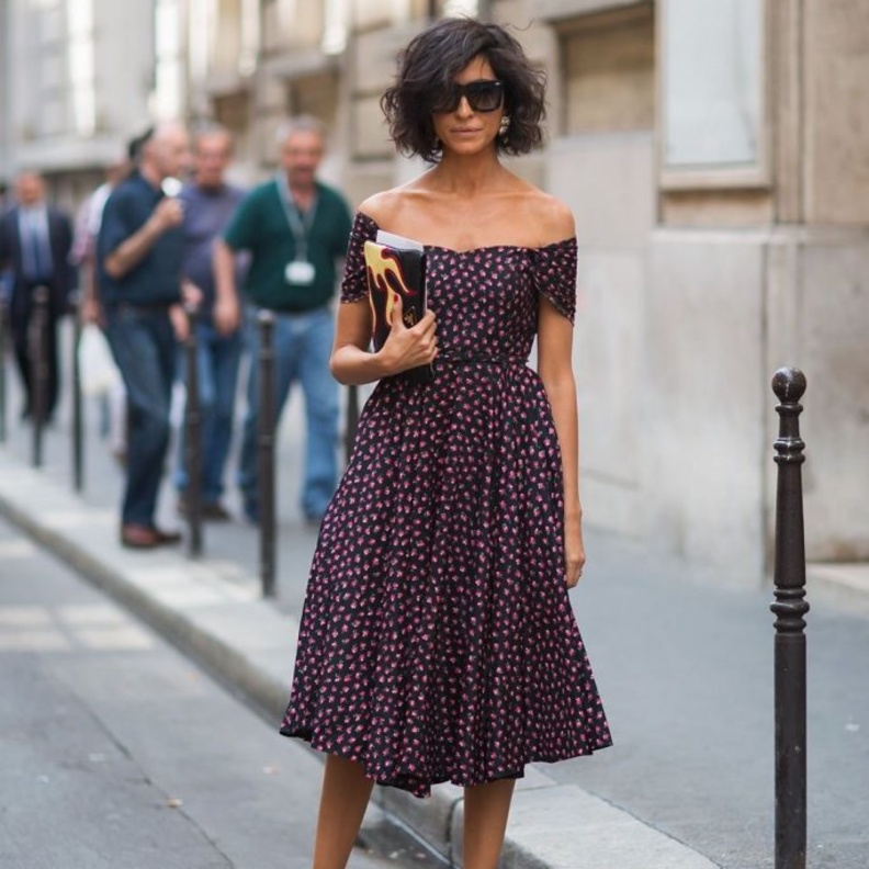 اعتمدي فساتين اوف شولدرز ناعمة لمختلف مناسبات هذا الصيف