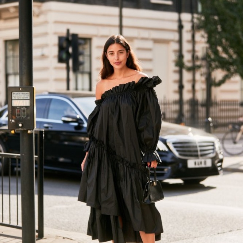 افكار تنسيق الفساتين الواسعة  المزيّنة بالكشكش