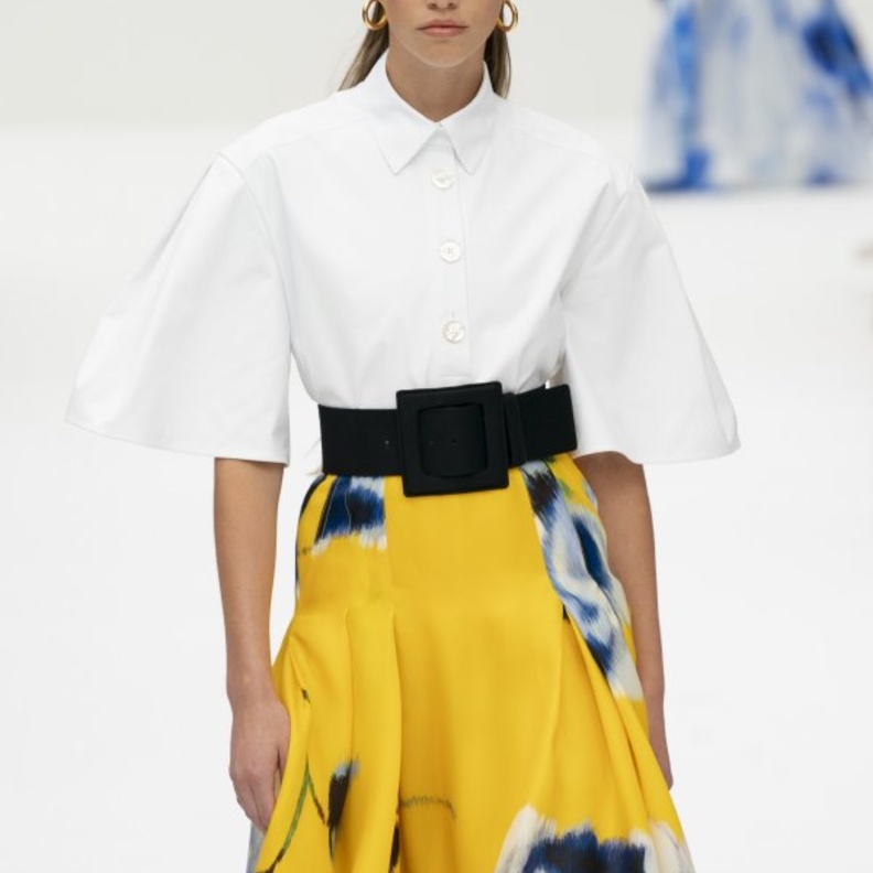 طرق تنسيق اكسسوارات الحزام العريض باطلالة عصرية من Carolina Herrera