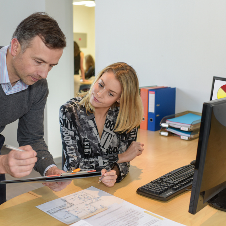 مشاركة الرجل للمراة في قراراتها من علامات اعجابه بها