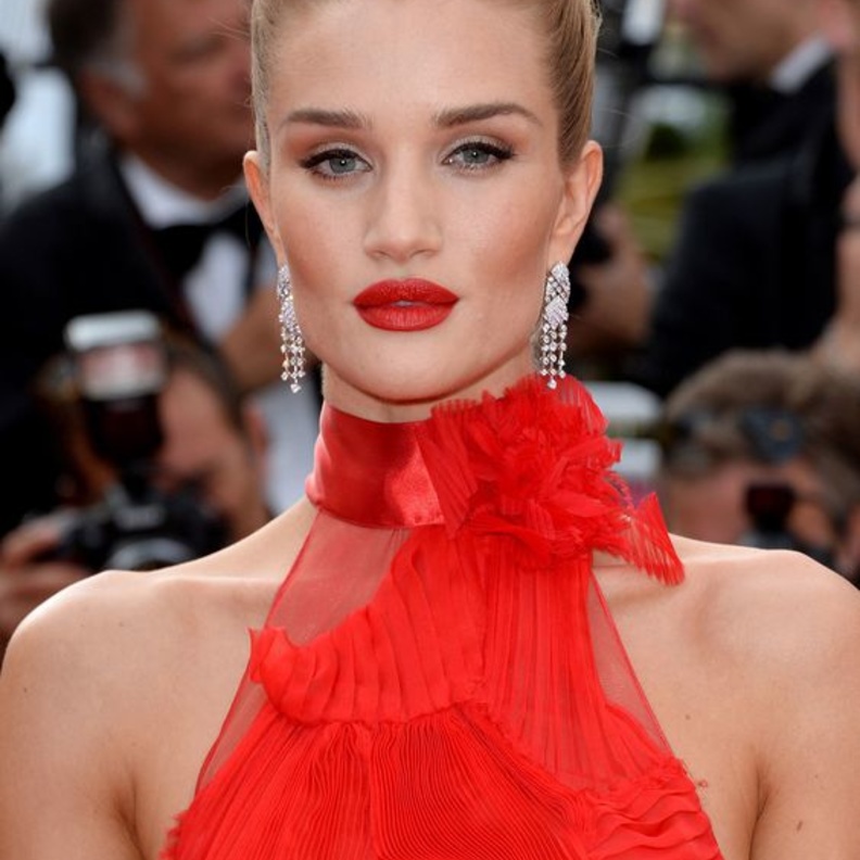  اجمل تدرجات اللون الاحمر القوي بأسلوب Rosie Huntington-Whiteley