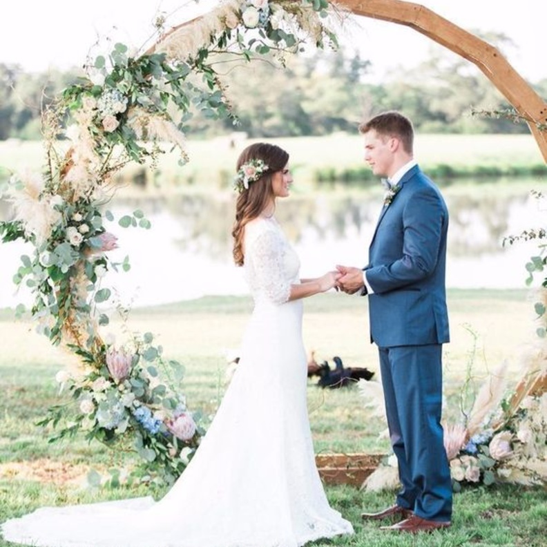  افكار تزيين حديقة الزفاف بقوس الورود بالشكل الدائري