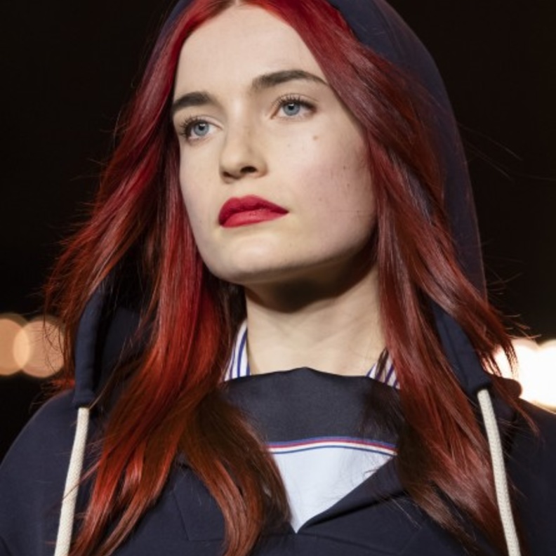 تسريحة شعر طبيعية بأسلوب Tommy Hilfiger 