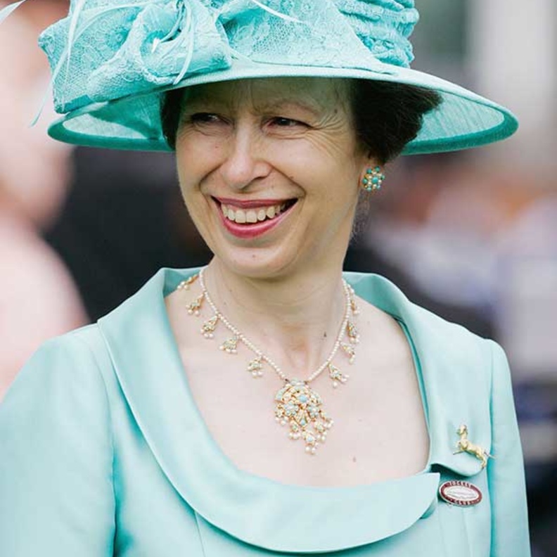 في عيدها الـ 70.. أجمل مجوهرات الأميرة آن صاحبة الذوق الرفيع