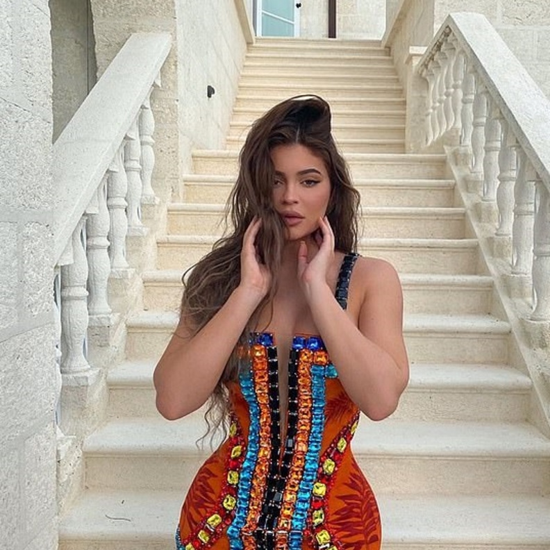 صور إطلالة كايلي جينر بفستان ضيق من دار Balmain