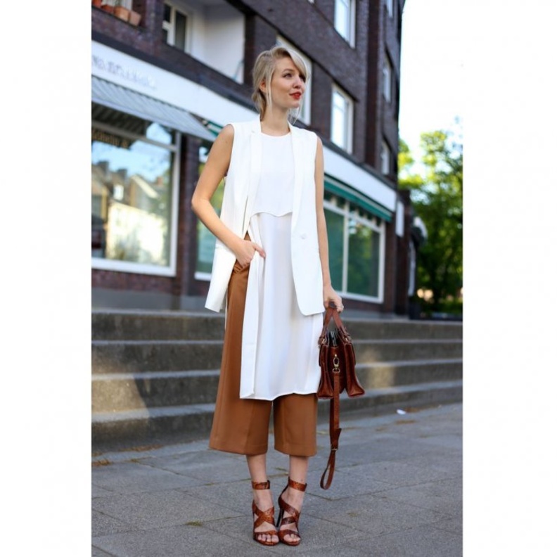 افكار تنسيق الفيست الأبيض مع السروال البني القصير والصندل بصيحة الشرائط