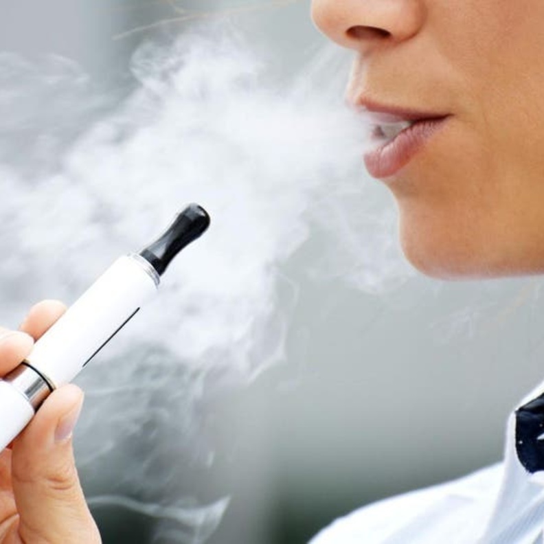 السجائر الإلكترونية ترفع من نسب الإصابة بكورونا