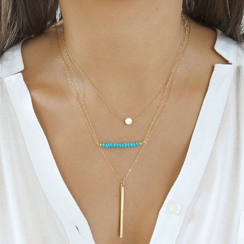 موديلات سلاسل مزينة بحجر الفيروز تناسب صيحة التكديس