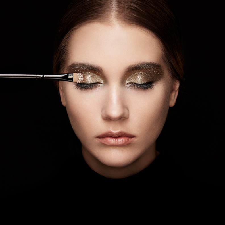 طريقة وضع مكياج عيون أسود وذهبي ناعم بالخطوات