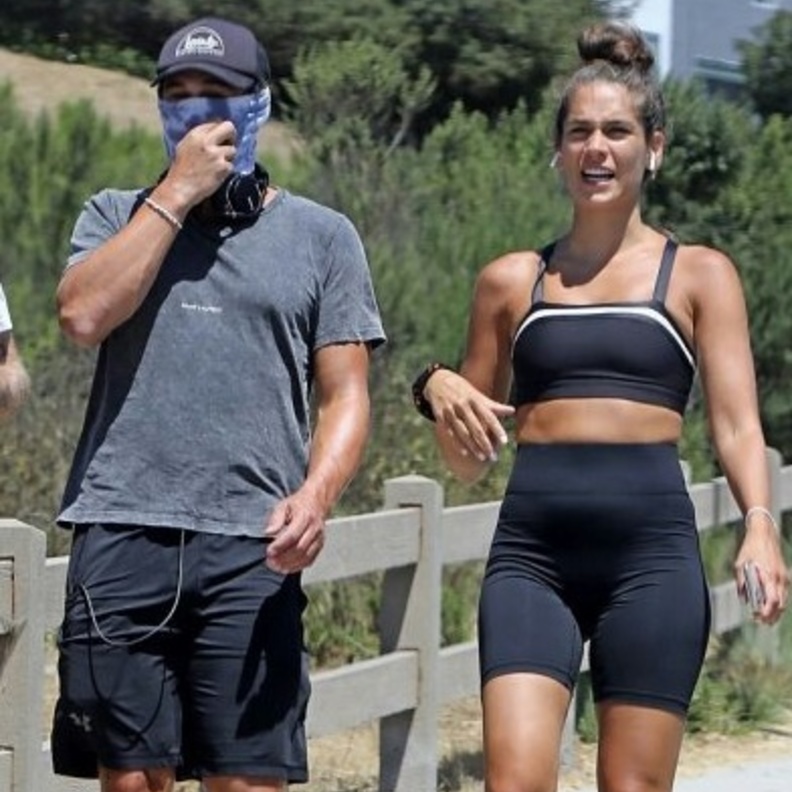 جيمس فرانكو يستمتع بـ "نزهة رياضية" مع صديقته 