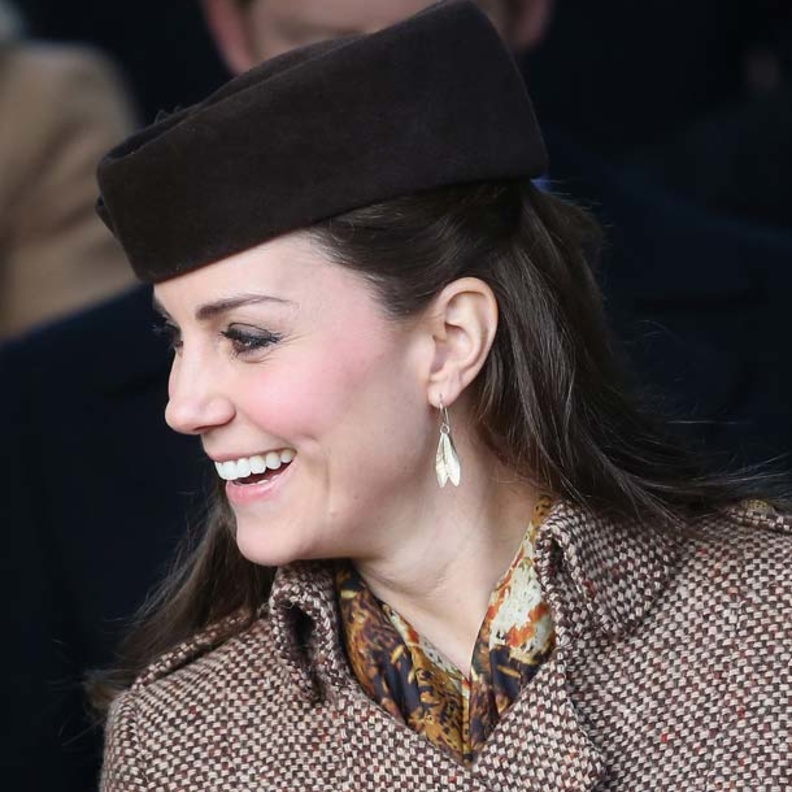 ما هي علامات المجوهرات المفضلة لدى كيت ميدلتون للإطلالة بأقراط في متناول اليد؟