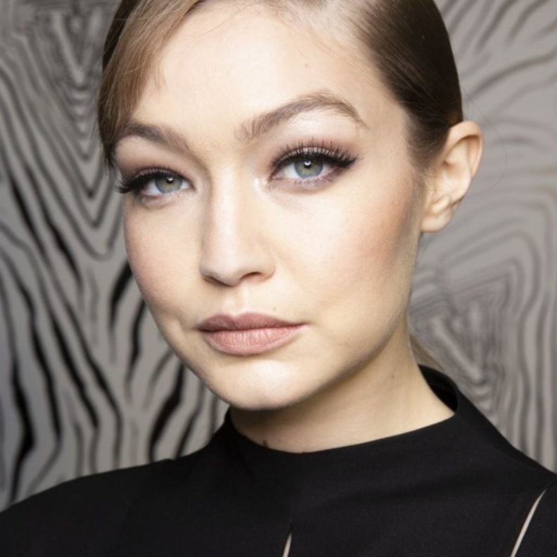  طريقة عمل المكياج البرونزي مع الايلاينر لاطلالة مشرقة في خريف 2020 من Versace