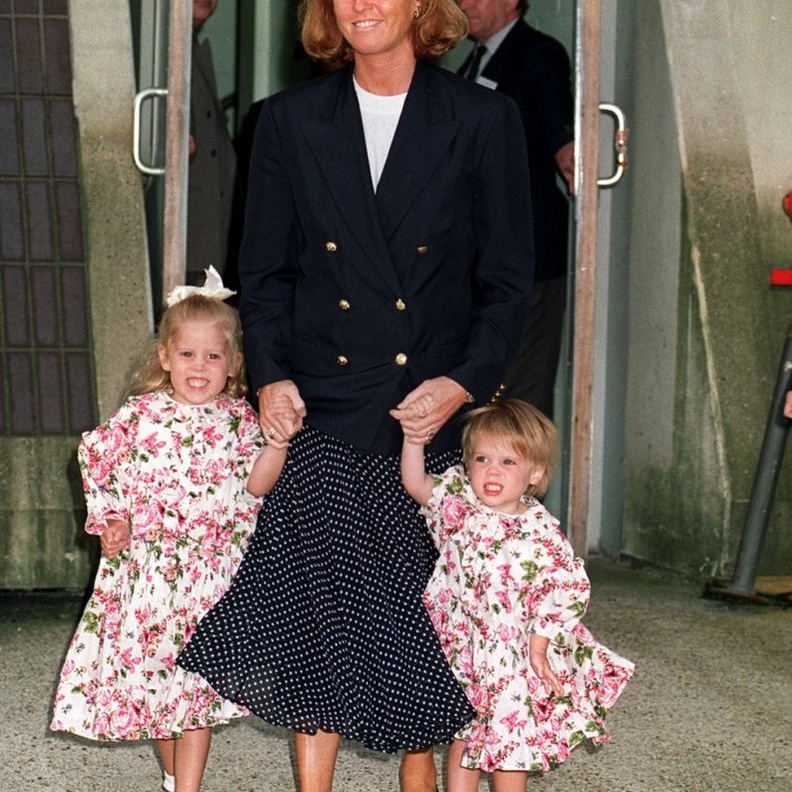 الصورة التي نشرتها الاميرة اوجيني و تبدو فيها الاميرة بياتريس بأكسسوار شعر ضخم