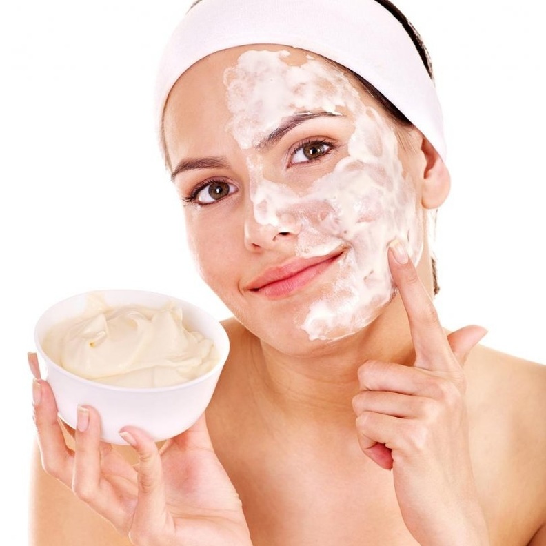 الزبادي مفيد في تضييق مسامات البشرة