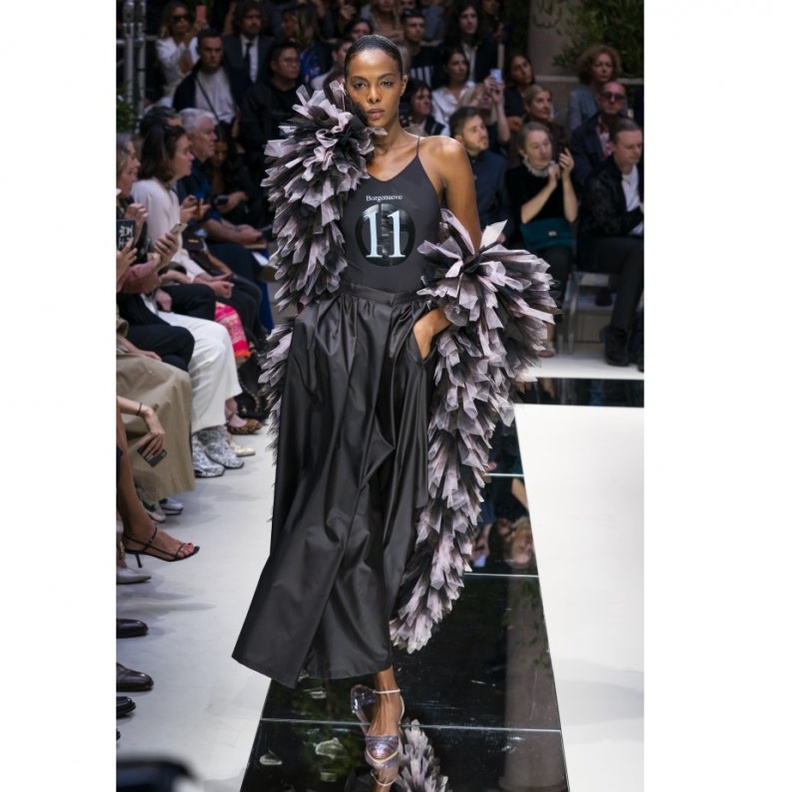 قدّمت دار Giorgio Armani ملابس السباحة مع التنورة الميدي باللون الأسود