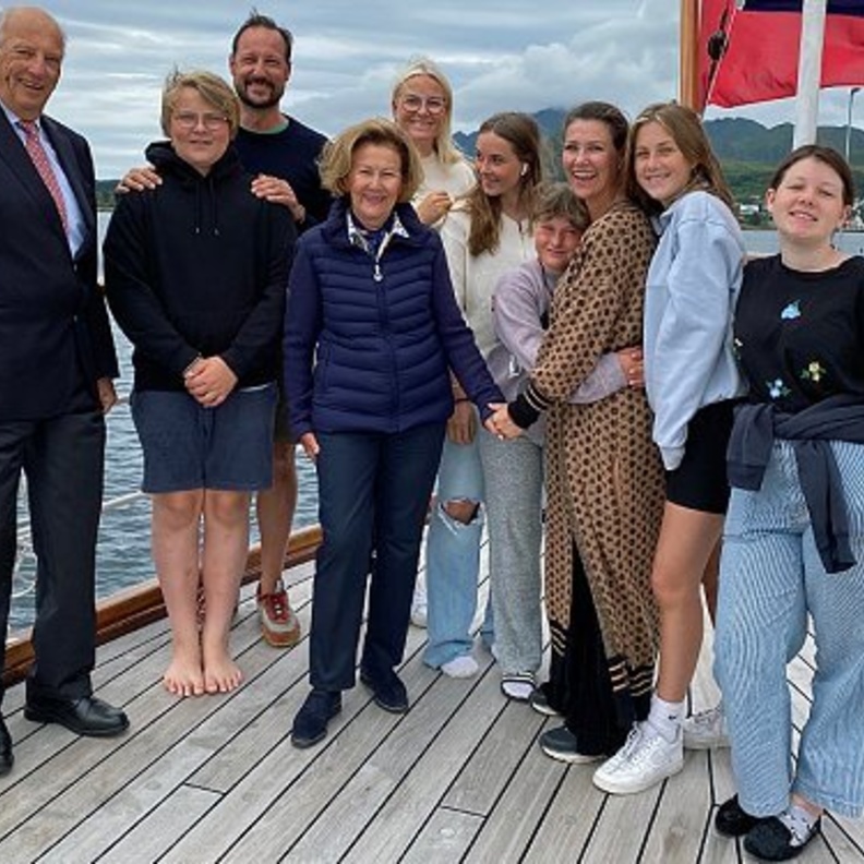 العائلة المالكة النرويجية في جزر لوفوتين في نوردلاند