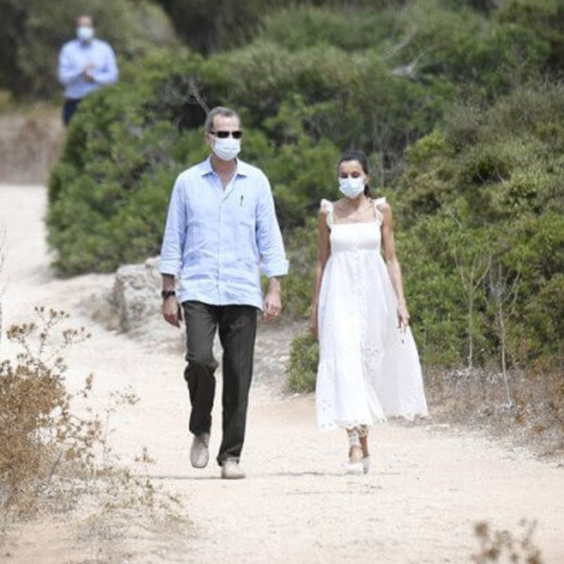  ظهرت الملكة ليتيزيا خلال زيارتها للجزيرة بإطلالة صيفية ساحرة باللون الأبيض