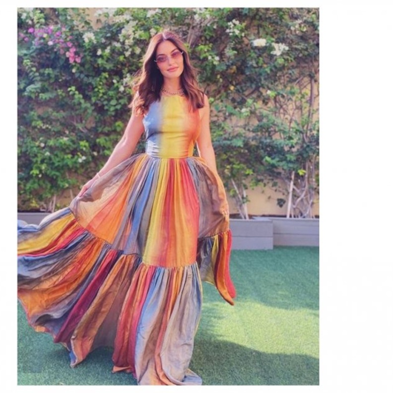  كارن وازن تألقت بفستان طويل ملوّن من تصميم ديور