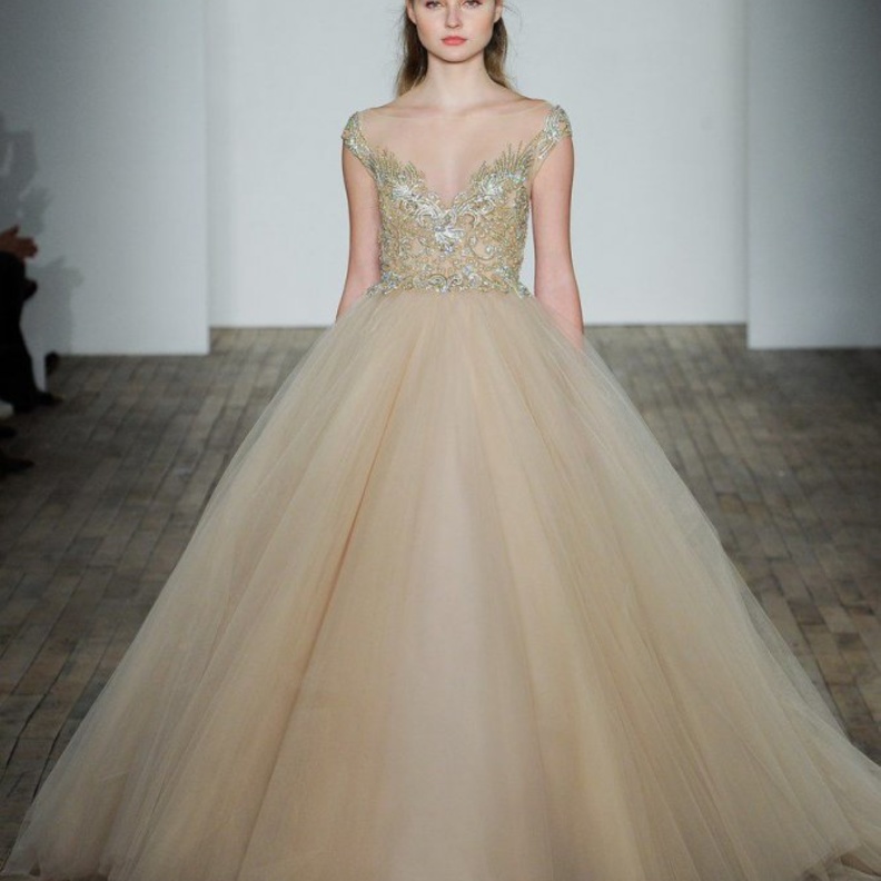 فساتين زفاف باللون الشامبين من lazaro