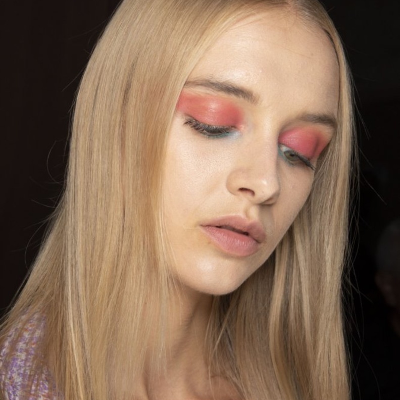 صيحات مكياج صيف 2020 ظلال عيون ملونة بأسلوب Oscar De La Renta