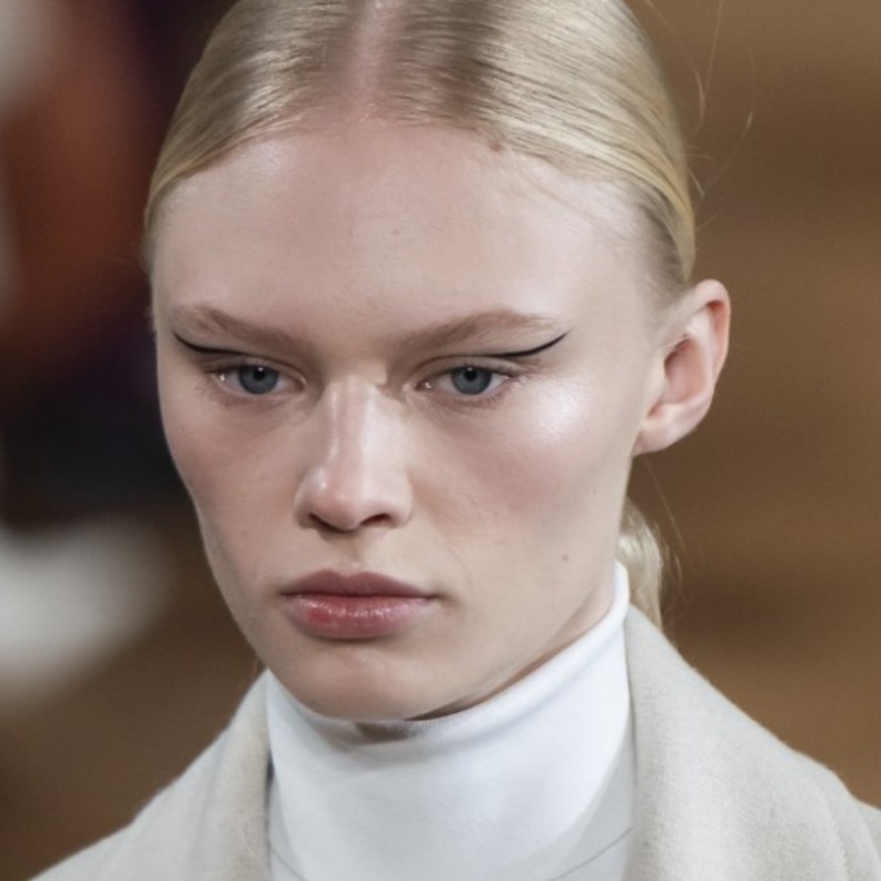 خطوط الايلاينر السوداء الرفيعة والهندسية للحصول على نظرة ساحرة من Stella McCartney