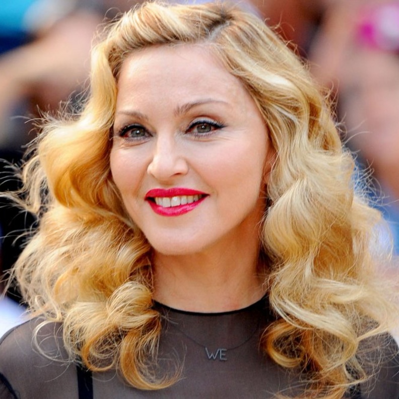 إطلالة كلاسيكية من وحي مادونا