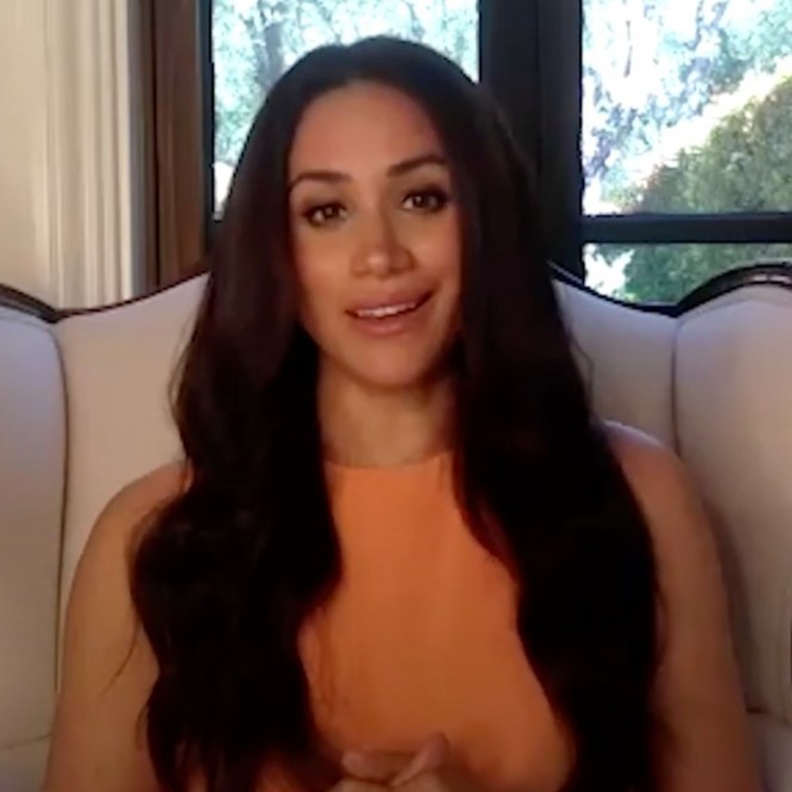 اطلالة ميغان ماركل بتوب من قماش الحرير باللون البرتقالي من Hugo Boss