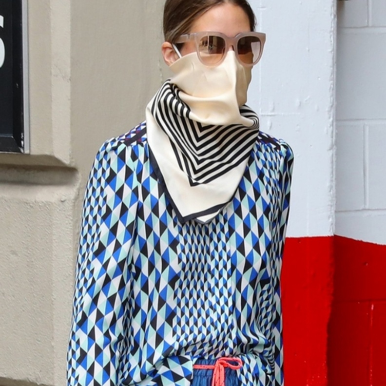 أسلوب ملفت بالطبعات الهندسية بدرجات الأزرق مع السكارف بستايل الكمامة باللونين الأسود والأبيض العاجي