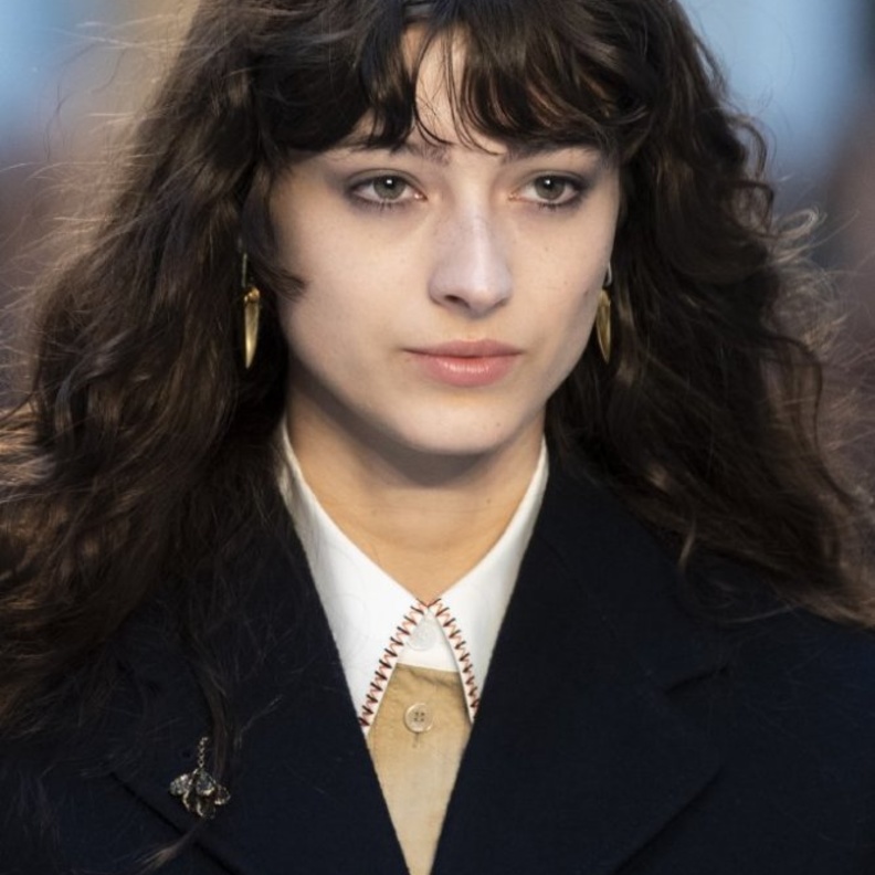  تسريحات شعر طويل مع الغرة الامامية للمرأة العاملة في خريف 2020 من Chloe