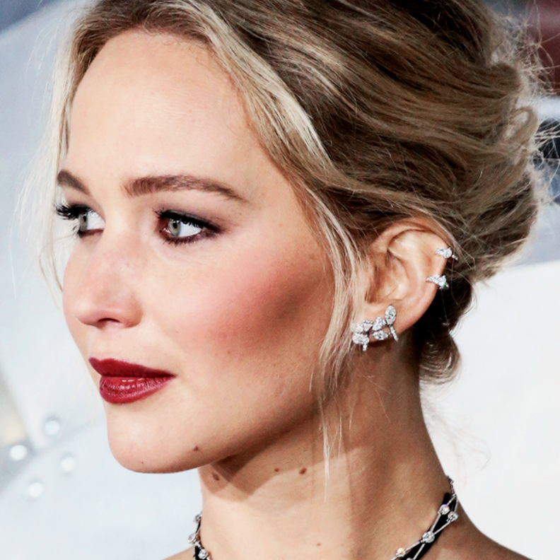 طرق تنسيق الاقراط المتعددة من  جينيفر لورينس Jennifer Lawrence