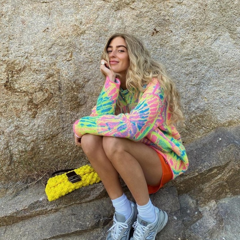  تنسيق نقشة التاي داي من وحي مدونة الموضة Emili Sindlev