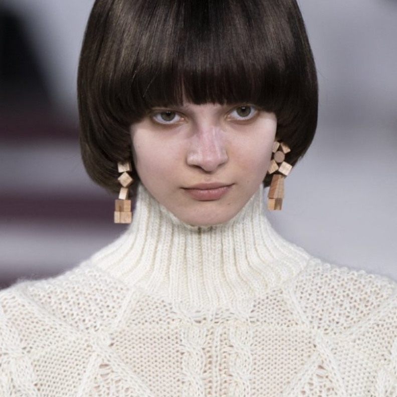 صور قصات شعر كاريه فرنسي كثيف من دار Anrealage