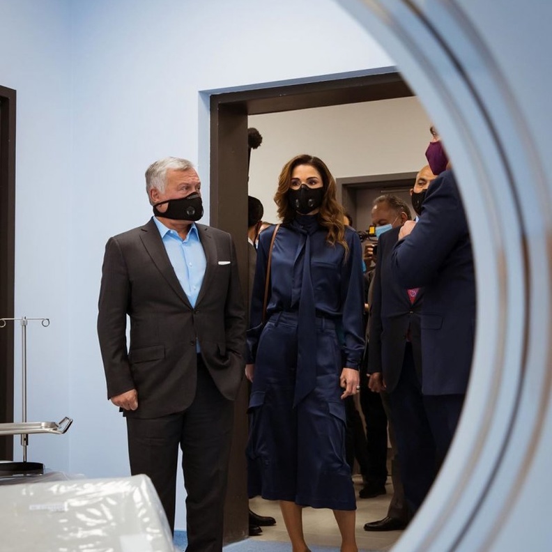 صوراحدث اطلالات الملكة رانيا باللون الكحلي كاجوال ومتجددة دائما