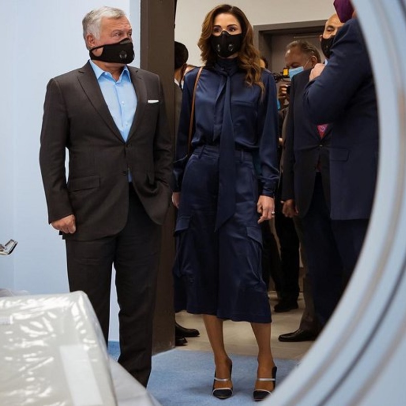 ظهرت أيضا بإطلالة عمل أنيقة وكانت ترتدي زوج من الأحذية الجلدية الأنيقة ذات الكعب العالي