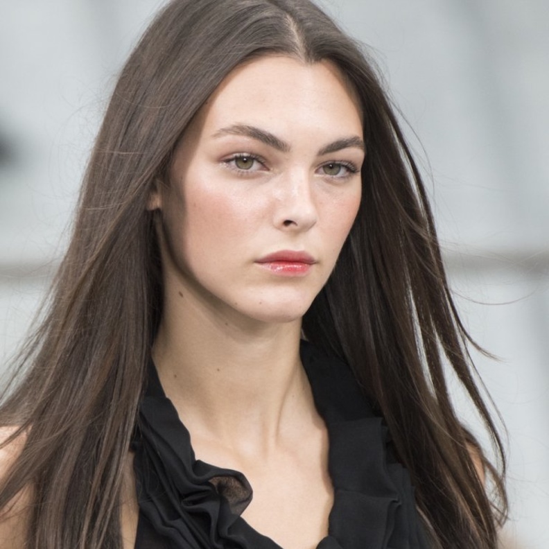 إطلالة طبيعية بأسلوب Chanel