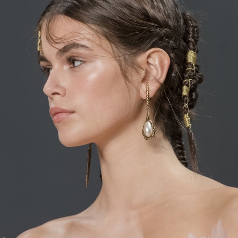 مكياج طبيعي ومسرق بأسلوب Alexander McQueen