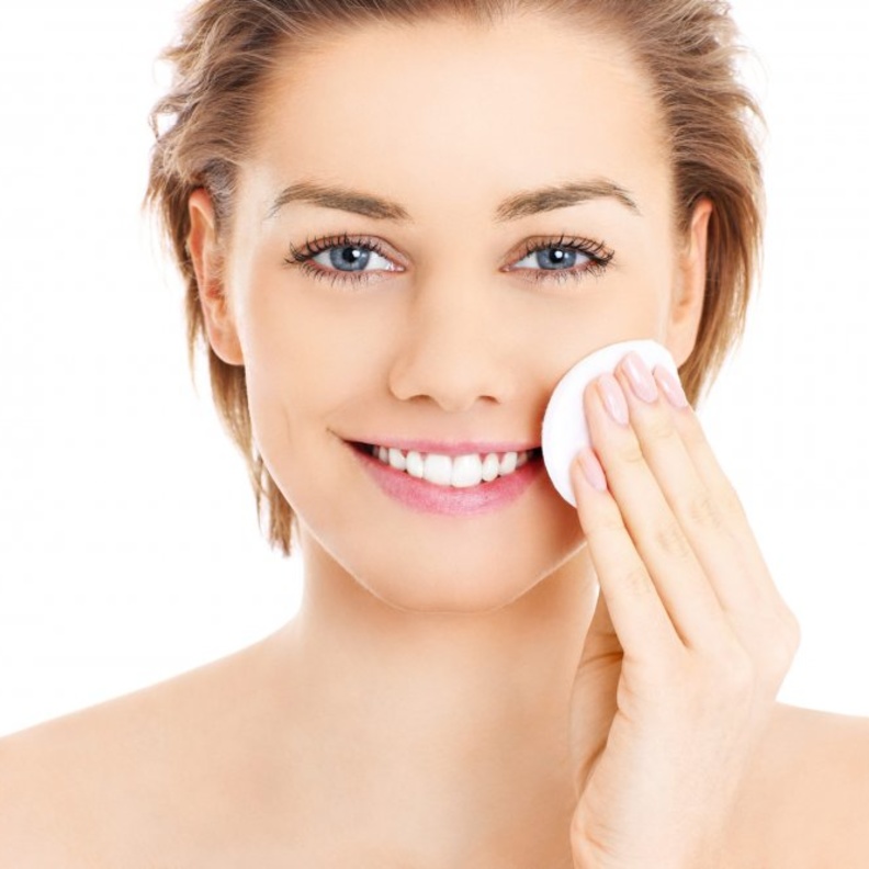 استفيدي من تطبيق ماسك الكرفس والعنب قبل الاستحمام لبشرة صافية وشعر صحي على الداوم