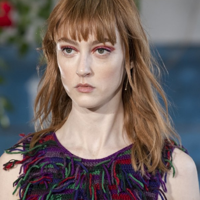 رسمات مكياج باللون الزهري في خريف 2020 من دار Jonathan Cohen.jpg 