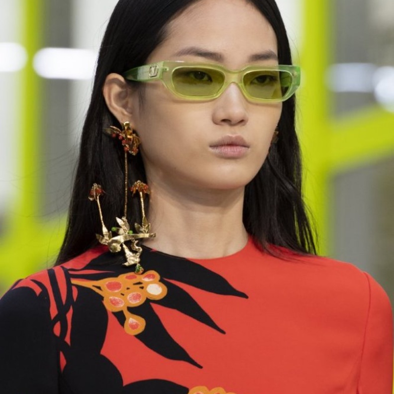  احدث موديلات نظارات شمسية نسائية باللون الاخضر من Valentino