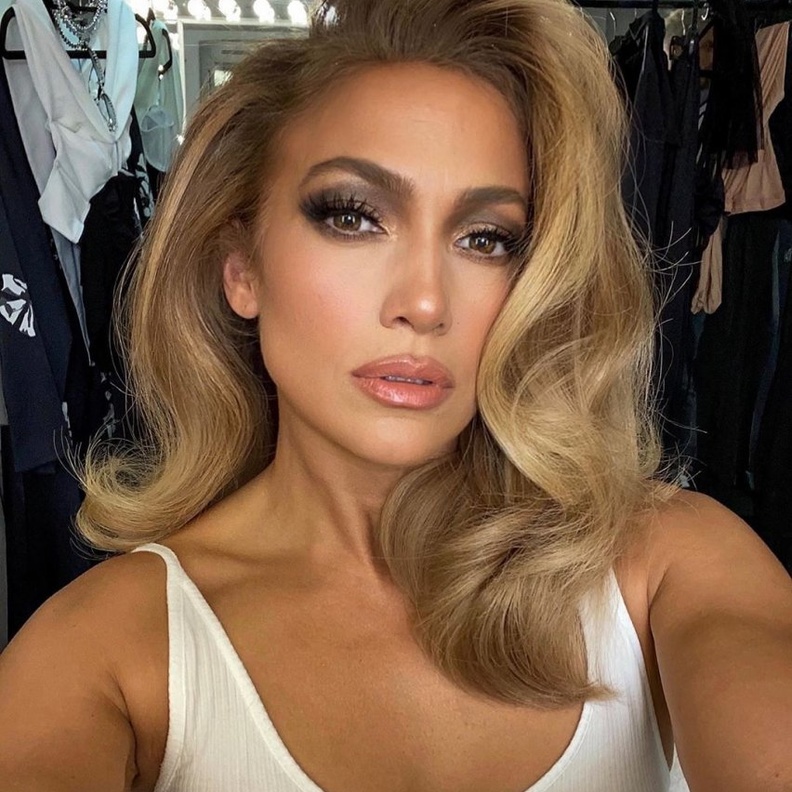 استوحي مكياجك القوي من أجدد إطلالات Jlo