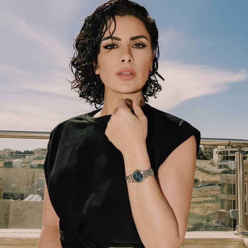 صبا مبارك بتسريحة شعر كيرلي مبللة