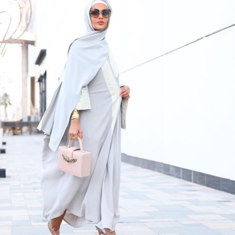 عباية فاتحة أنيقة باطلالة راقية وجذابة اختارتها مدونة الموضة مرمر محمد