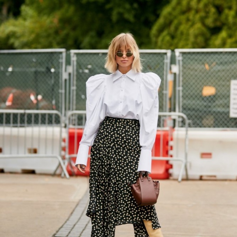  نسقي القميص الابيض العصري مع التنورة